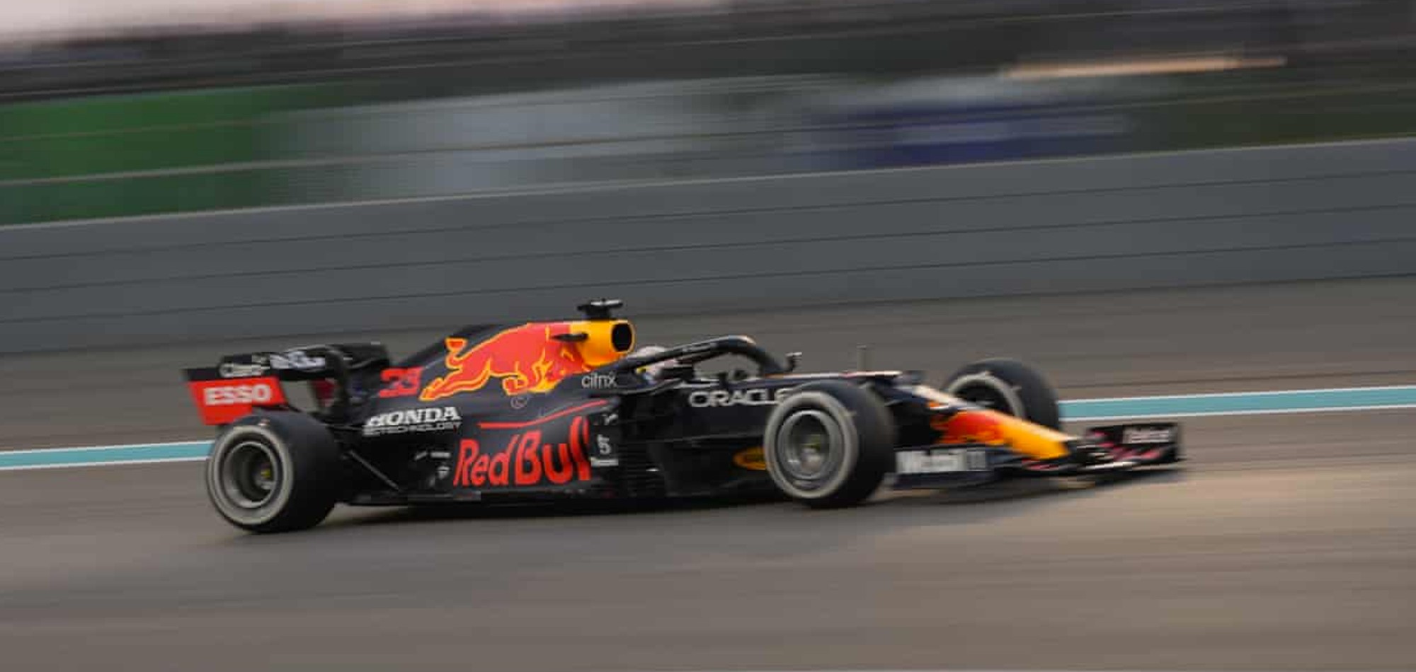  Max Verstappen beats Lewis Hamilton to F1 world title on last lap in Abu Dhabi