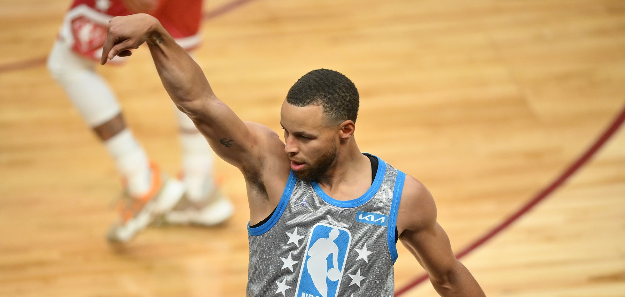  Curry wins MVP with 16 threes in a 50-point all-star performance