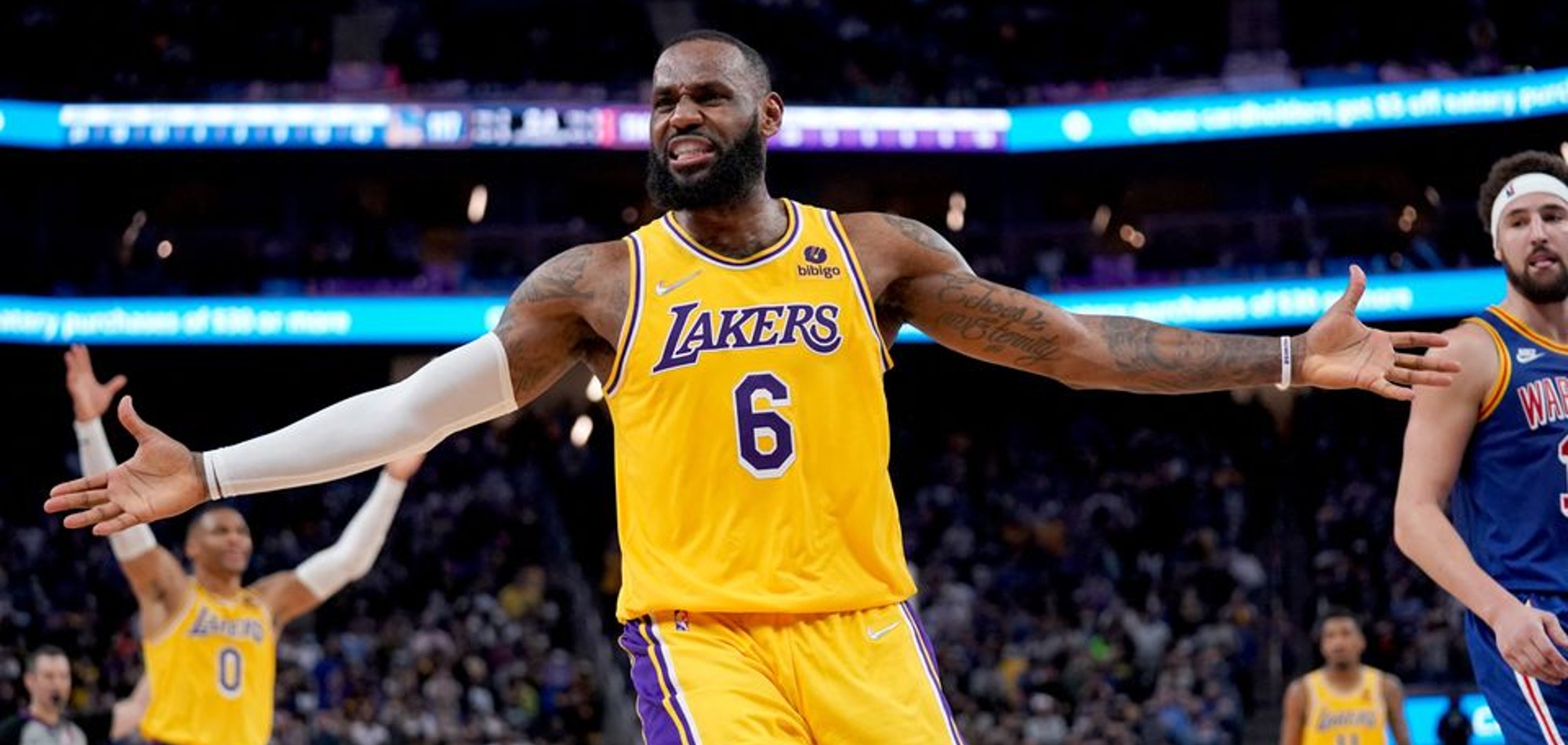 LeBron plans to stay with struggling Lakers