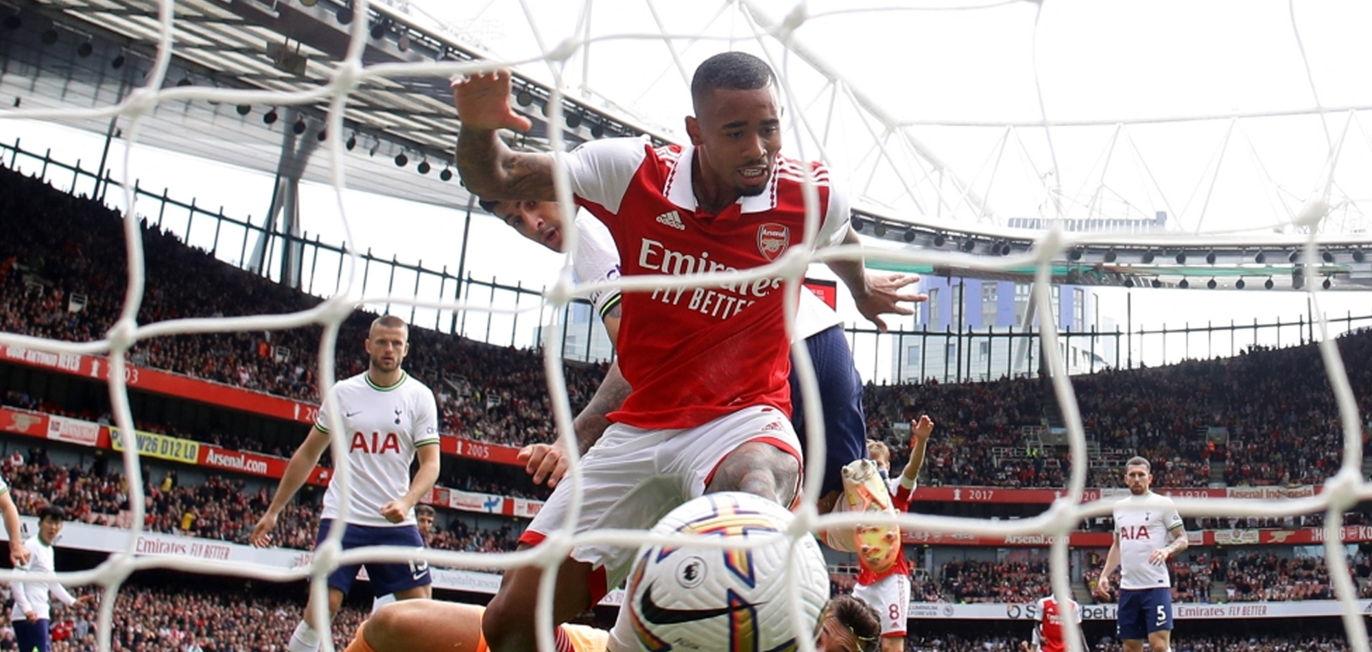 Arsenal beats 10-man Tottenham 3-1 to stay atop EPL table