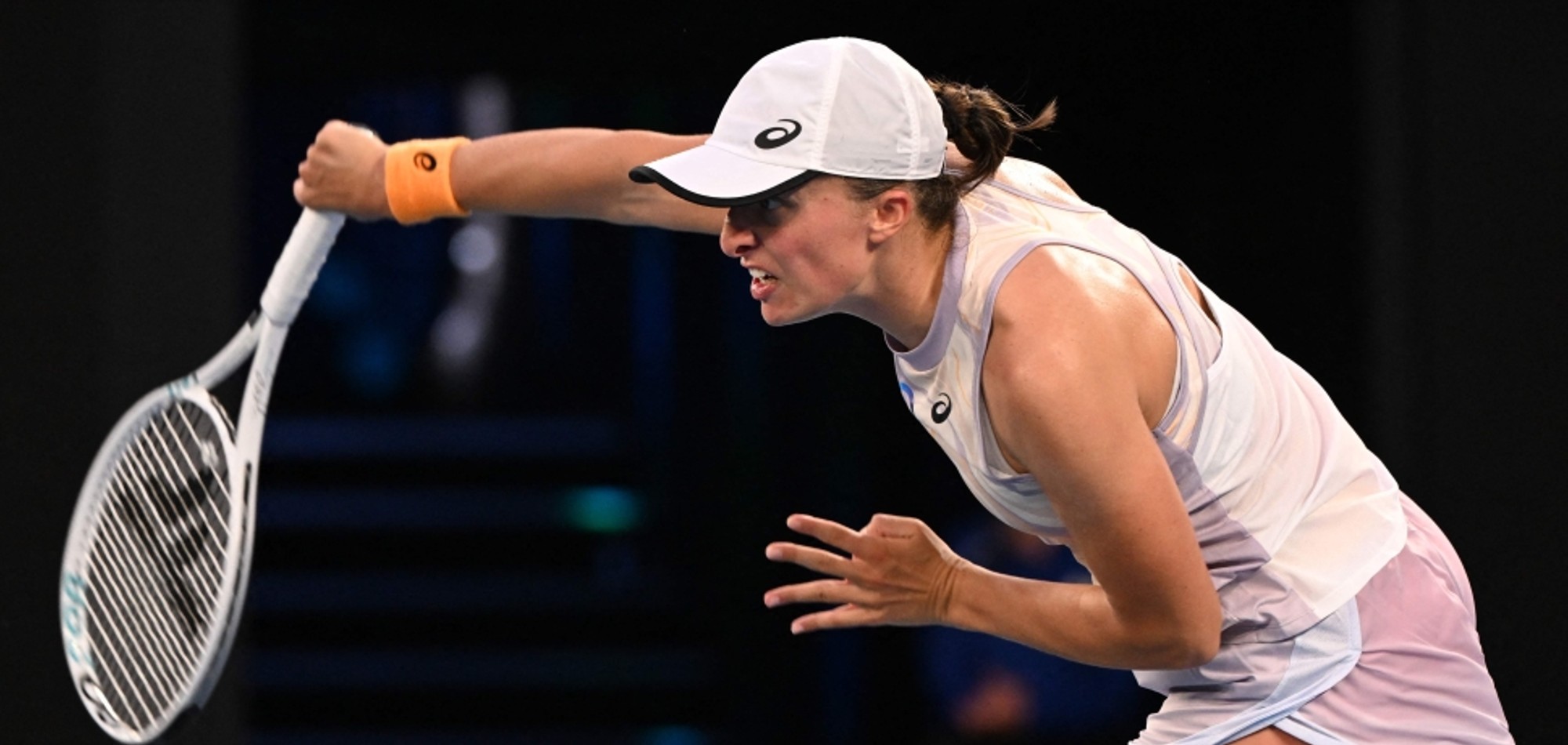 Top seed Swiatek survives tough opening test at Australian Open