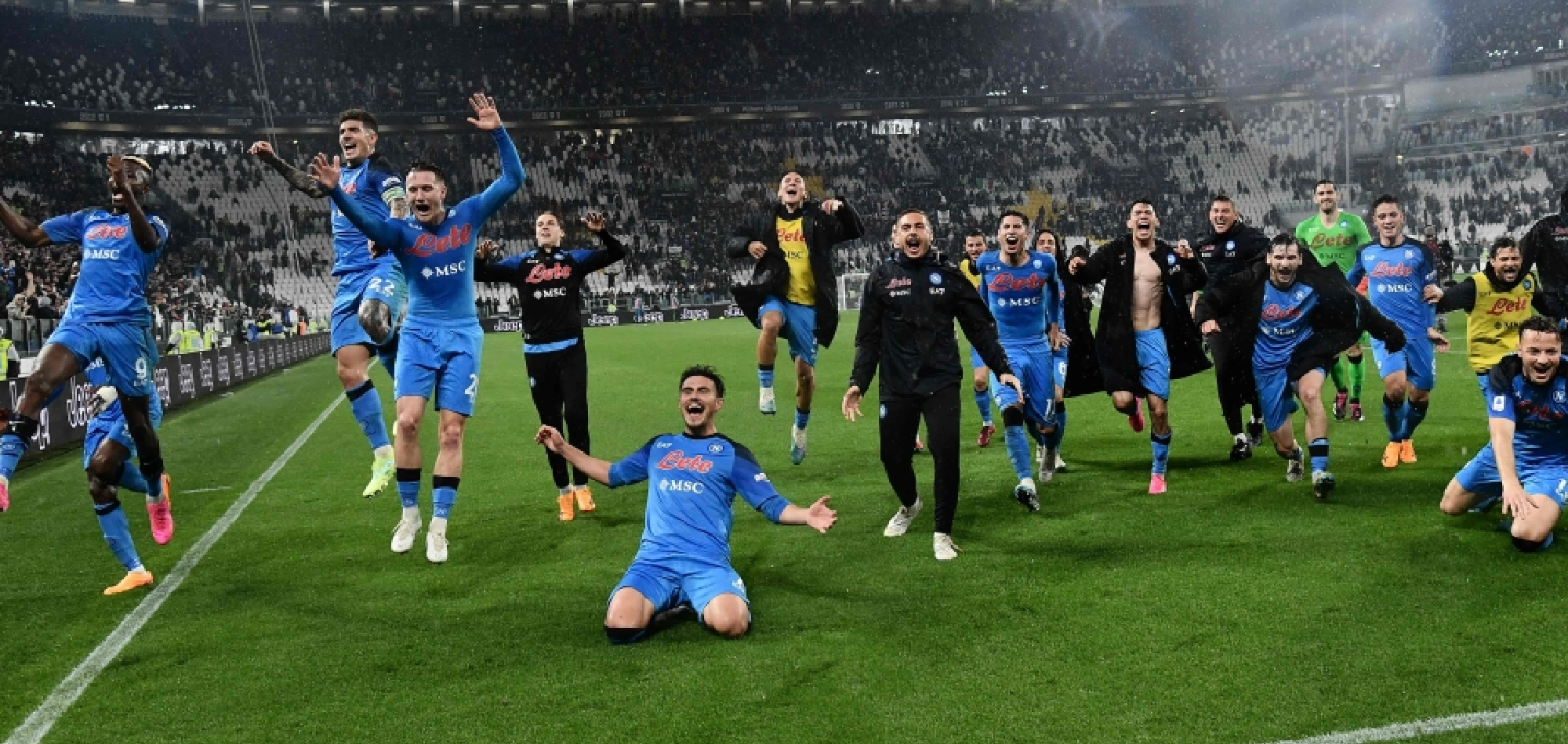 Thousands of fans greet Napoli after win over Juve