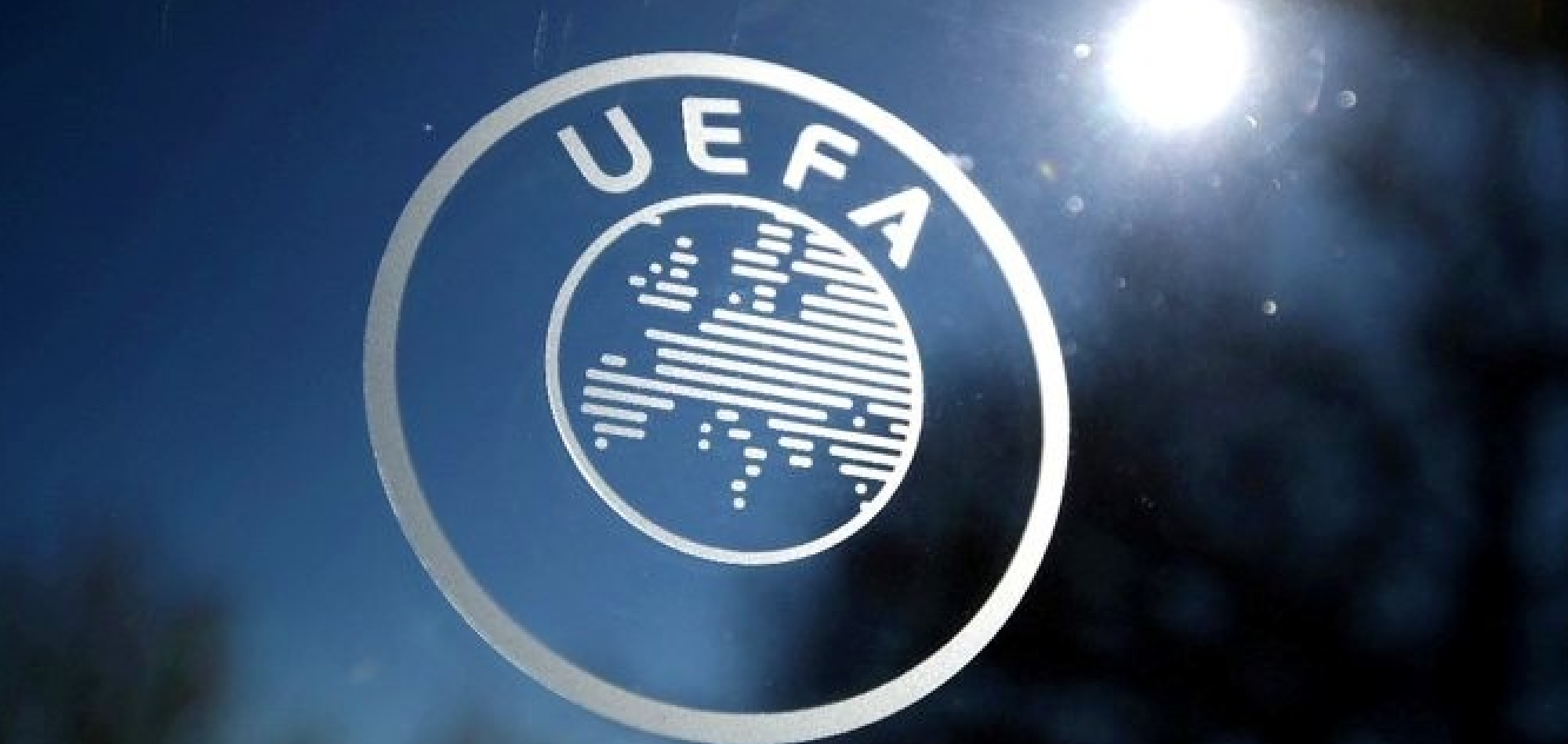 UEFA, top coaches look into relaxing handball law