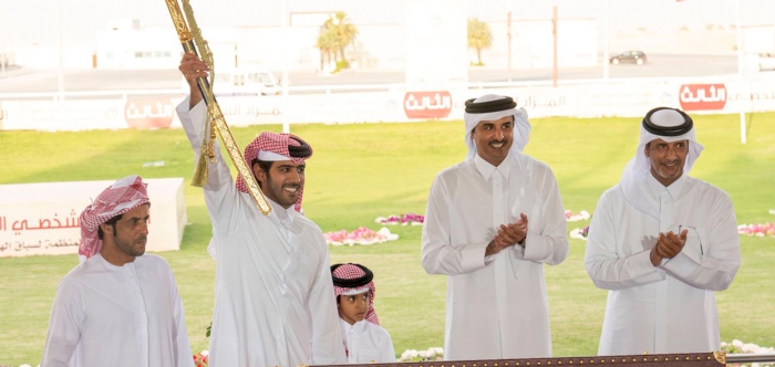 HH THE EMIR CROWNS WINNERS OF CAMEL FESTIVAL