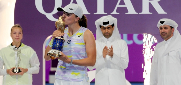 Swiatek overpowers Kontaveit to clinch Qatar TotalEnergies Open title