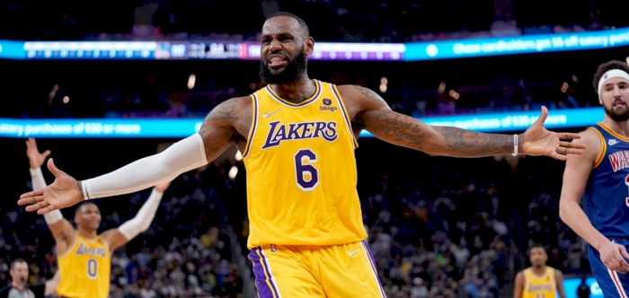 LeBron plans to stay with struggling Lakers