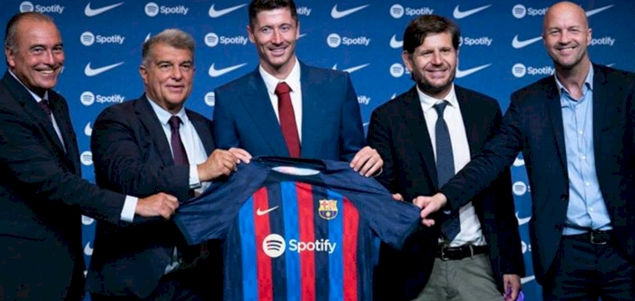 Barcelona Present Lewandowski for Fans