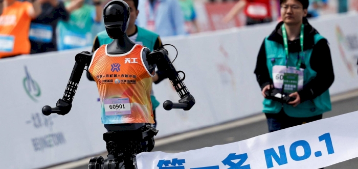 Humanoid Robots Join Half Marathon in Beijing, Competing Alongside Thousands of Runners
